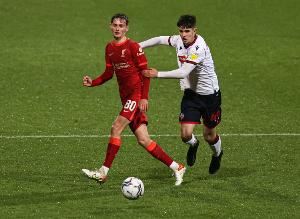 记者：利物浦22岁中场莫顿将在当地时间周二与里昂签约，完成转会