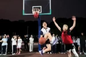 控运技巧天花板!女球手打单挑秀NBA球员招牌技 360上篮惊呆众人