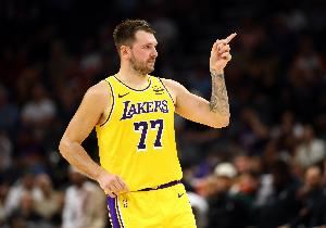 近10年每回合挡拆得分最高的是23独行侠的1.03分 湖人目前1.19分