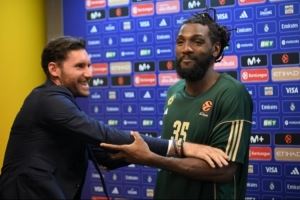 法里埃德面对皇马拿下16分8板!赛后与掘金前队友费尔南德斯碰面