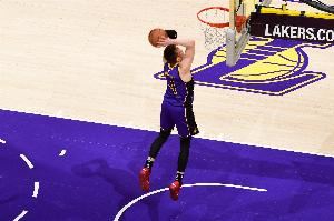 眼观六路!里夫斯起跳传球 妙传空切的克内克特双手暴扣